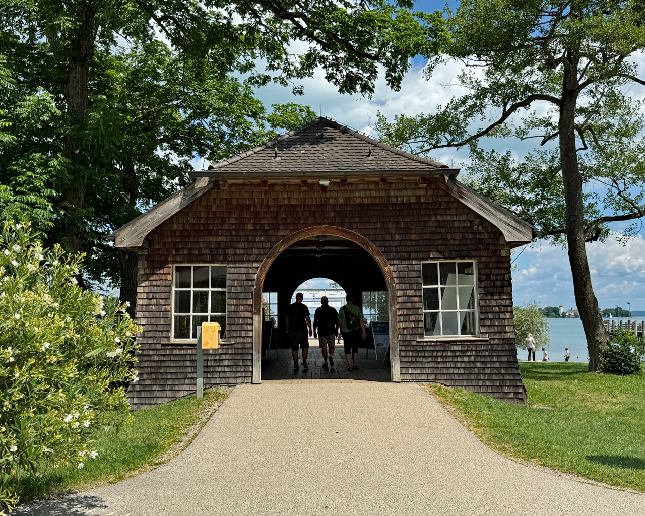 Tor mit Anlegesteg auf der Herreninsel.