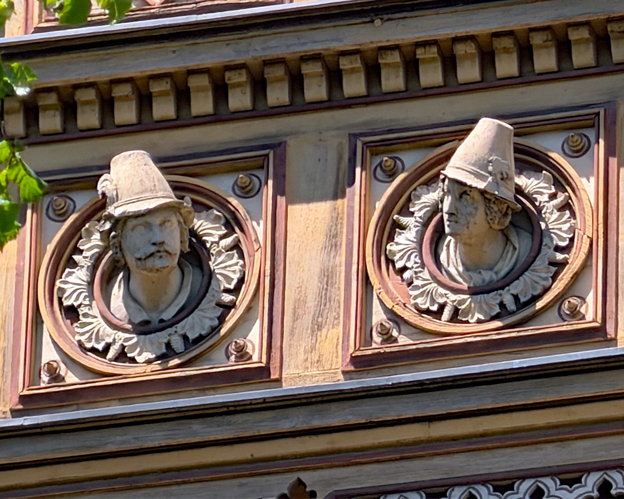Diese Reliefs an der Fassade der Königlichen Villa in Berchtesgaden zeigen den bayerischen König Maximilian II. Joseph und seine Gemahlin Königin Marie von Preußen.
