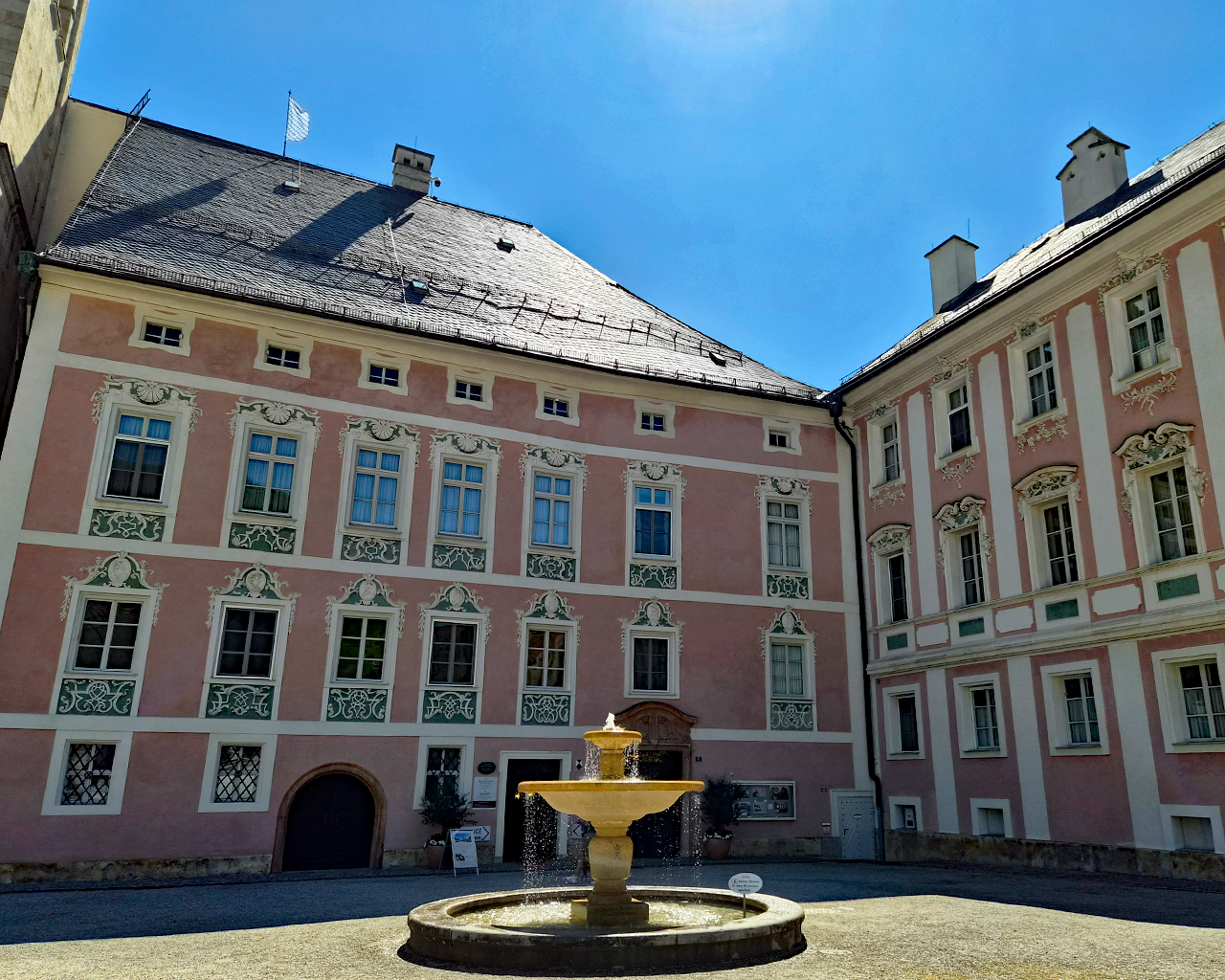 Schlossplatz mit dem königlichen Schloss in Berchtesgaden.